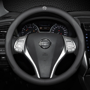 Кожаный чехол на руль с перфорацией для автомобиля Nissan черный